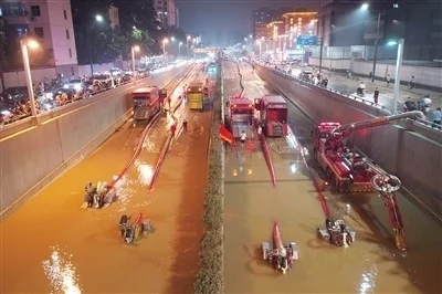 郑州京广隧道排水现场拖出200多辆涉水车 遇难人数核实中