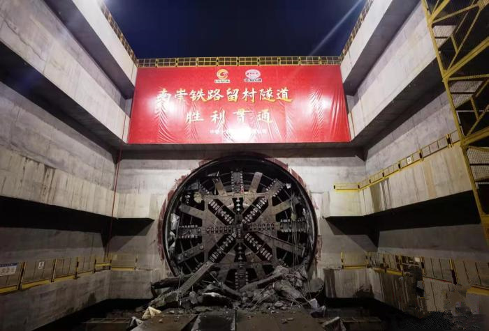 广西首座高铁盾构隧道贯通 全线进入双向铺轨阶段